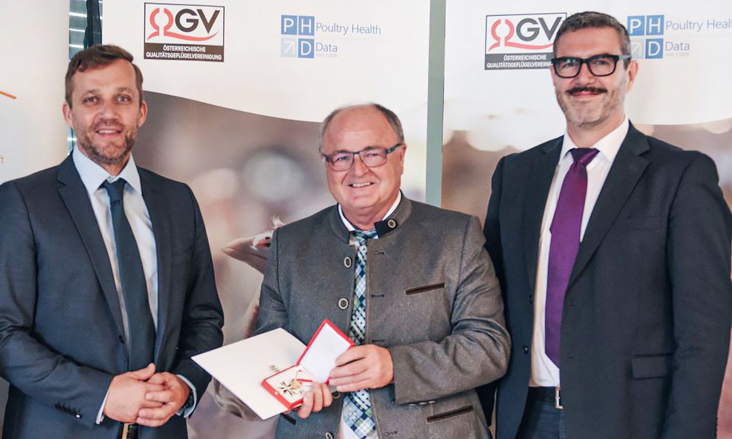 Goldenes Ehrenzeichen Der Republik Österreich Für Bisherigen Obmann Karlhuber