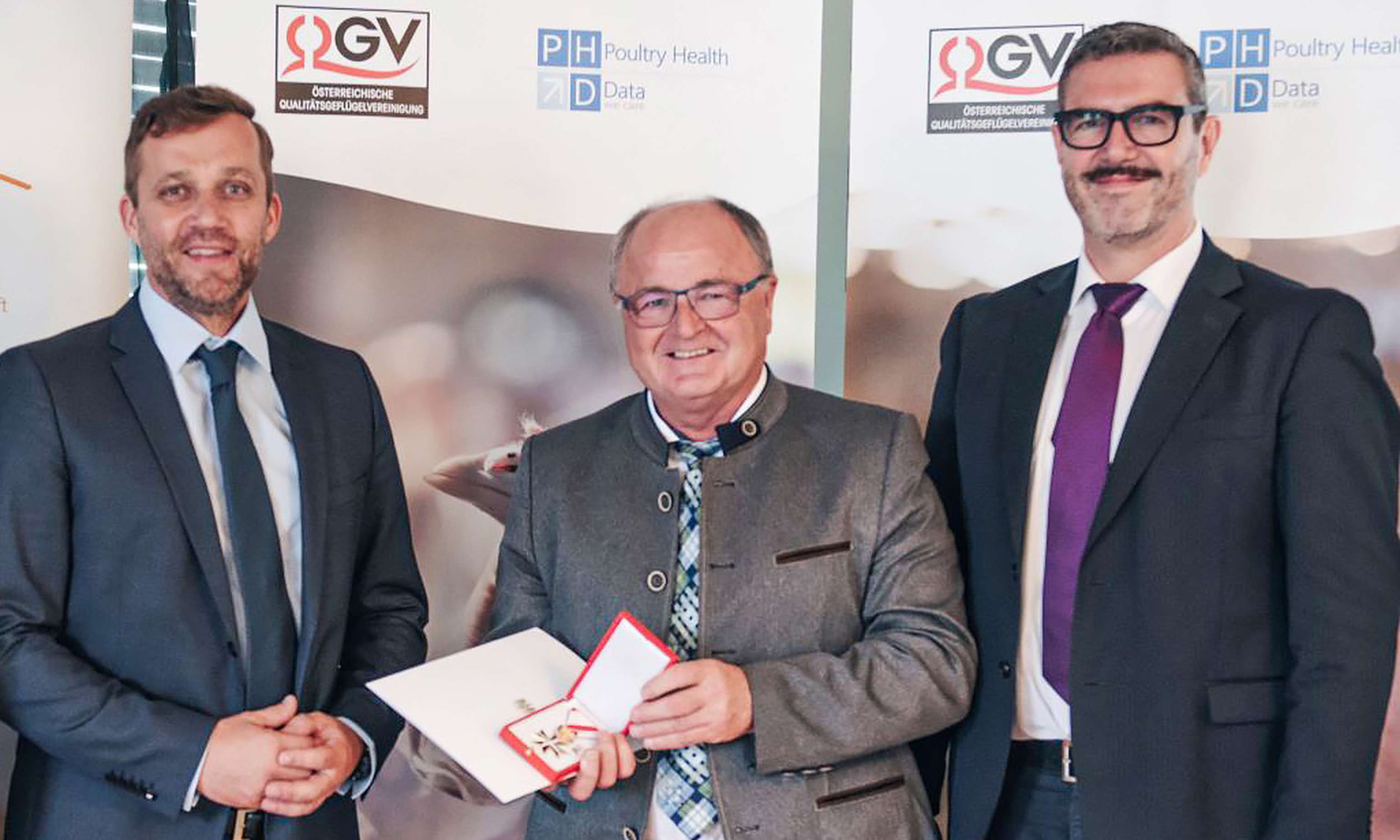 Goldenes Ehrenzeichen Der Republik Österreich Für Bisherigen Obmann Karlhuber
