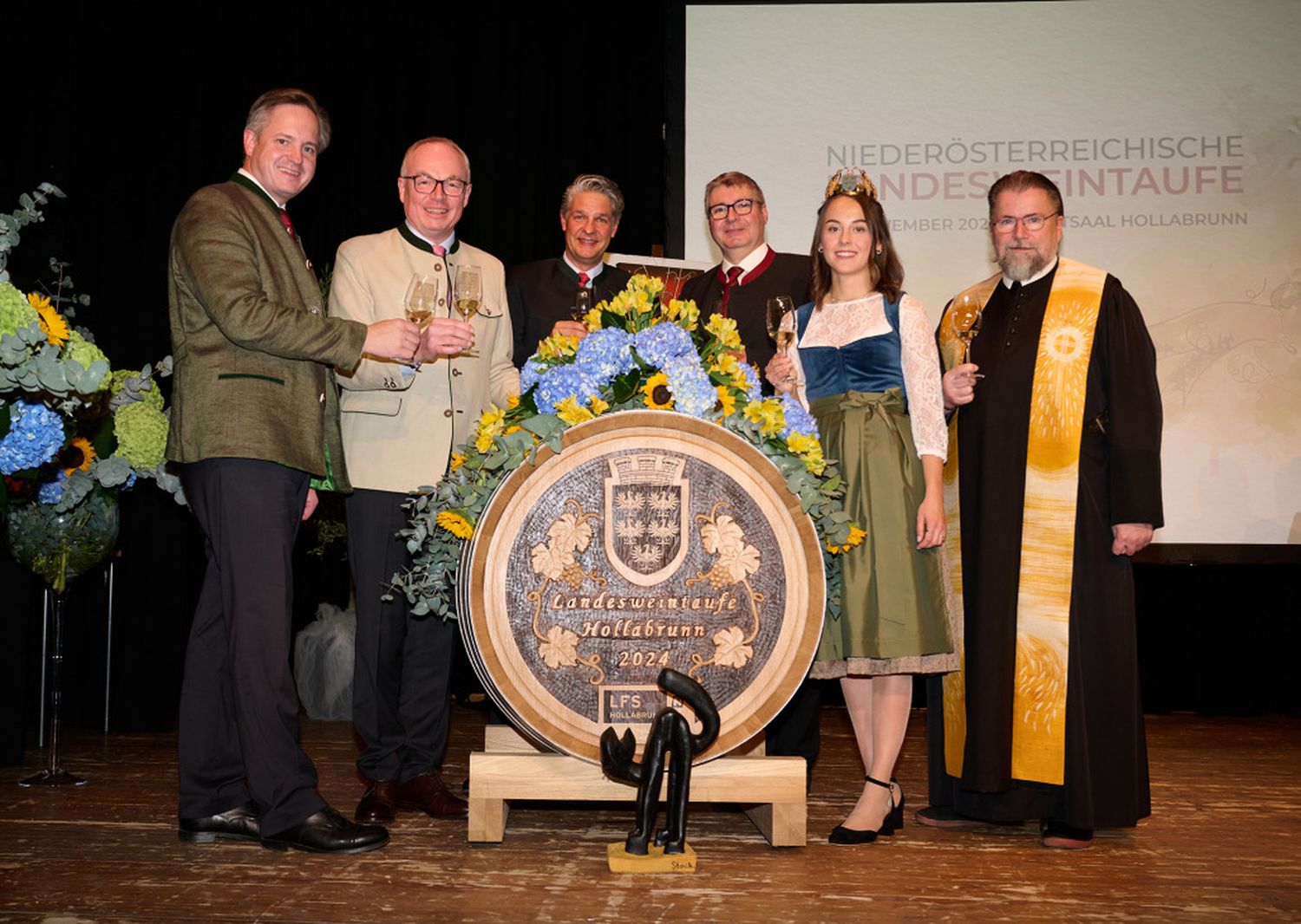 Johannes Schmuckenschlager, Stephan Pernkopf, Stefan Jauk, Reinhard Zöchmann, Weinkönigin Laura Hummel, Prior Michael Hüttl (v. l. n. r.)