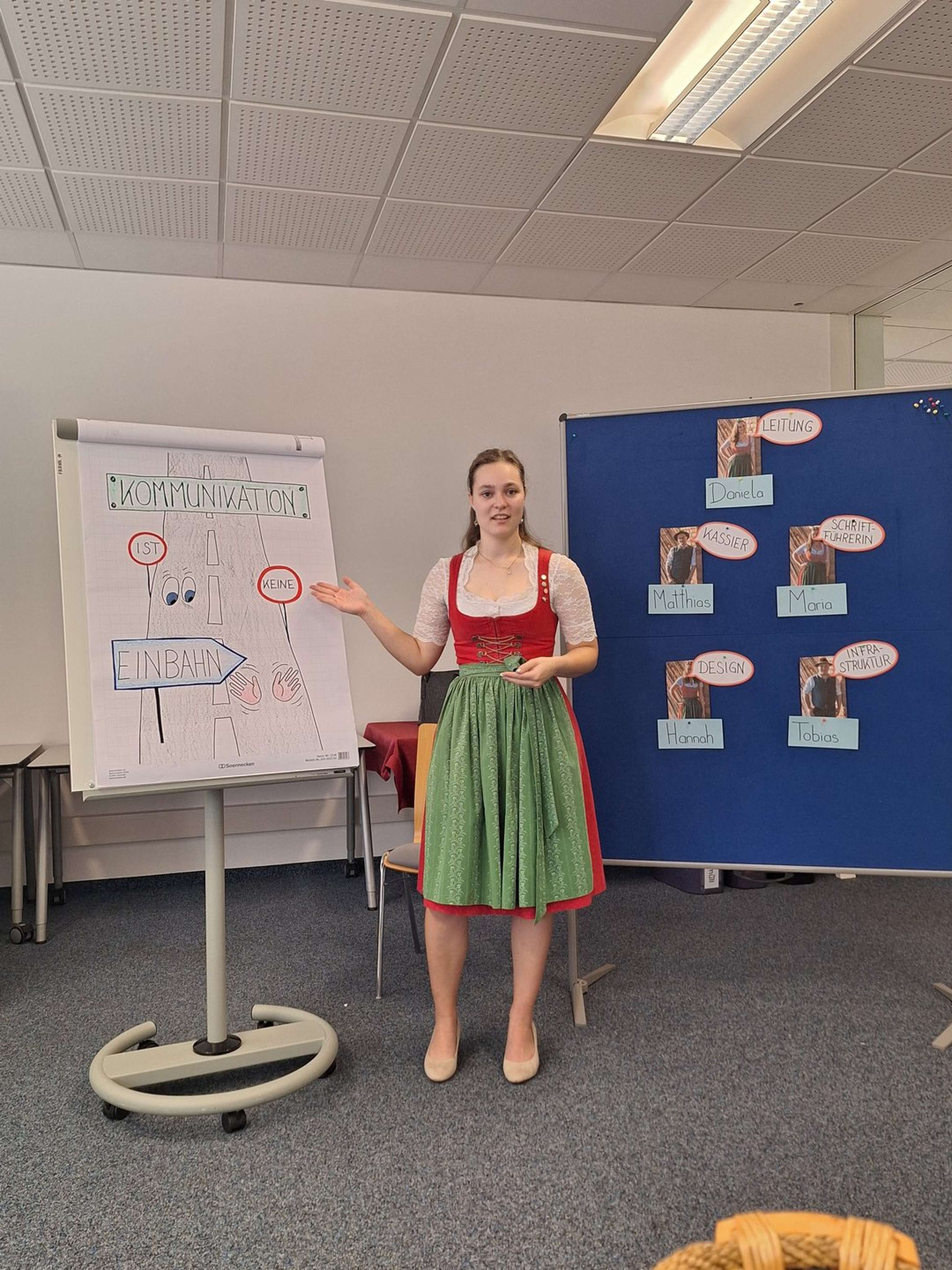 Landjugend-Mitglied präsentiert ihr Abschlusspräsentation