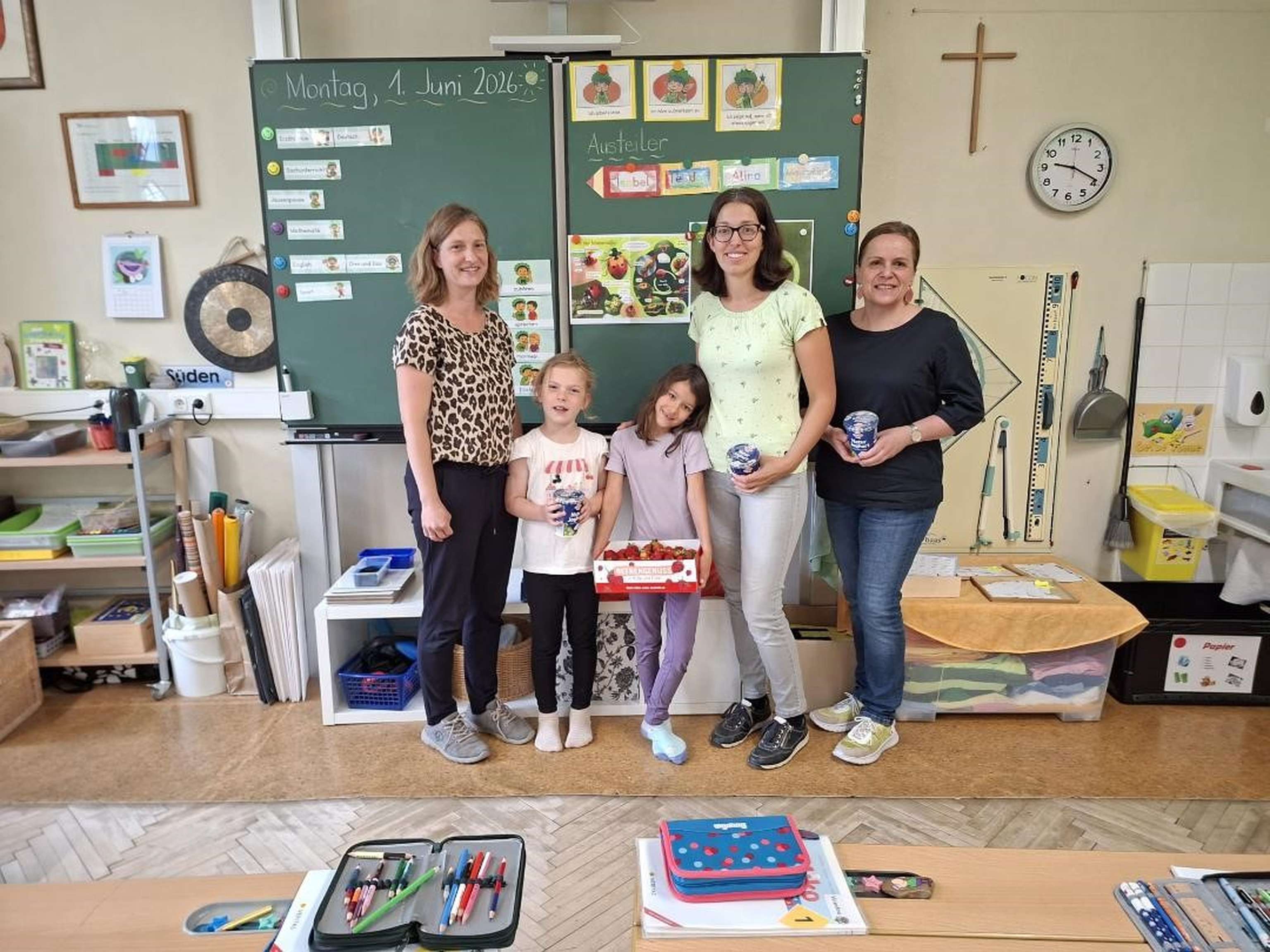 Milchverteilaktion in der Volksschule St. Georgen an der Gusen
