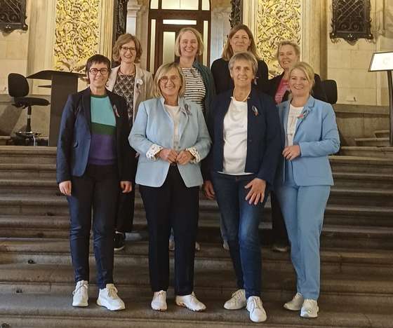 1. Reihe von li. nach re: die Präsidentinnen/Vorsitzenden - Anne Challandes (CH), Petra Bentkämper (D), Antonia Egger (Südtirol) und Irene Neumann-Hartberger (Ö) 2. Reihe von li nach re die Geschäftsführerinnen Kathrin Bieri (CH), Daniela Ruhe (D), Silke Mock   (Südtirol) und Michaela Glatzl (Ö)