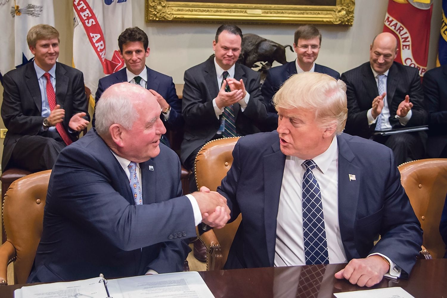US-Agrarminister Sonny Perdue und Donald Trump haben viele Milliarden Dollar aufgestellt, um den Farmern die Exportausfälle im Handelsstreit mit China abzumildern.
Foto: Wikimedia / U.S. Department of Agriculture