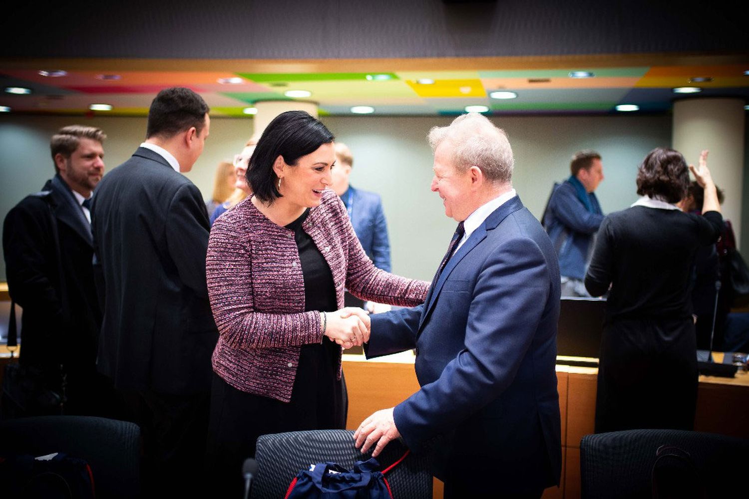 Landwirtschaftsministerin Elisabeth Köstinger mit EU-Kommissar Janusz Wojciechowski beim Rat in Brüssel. Foto: BMNT/Paul Gruber