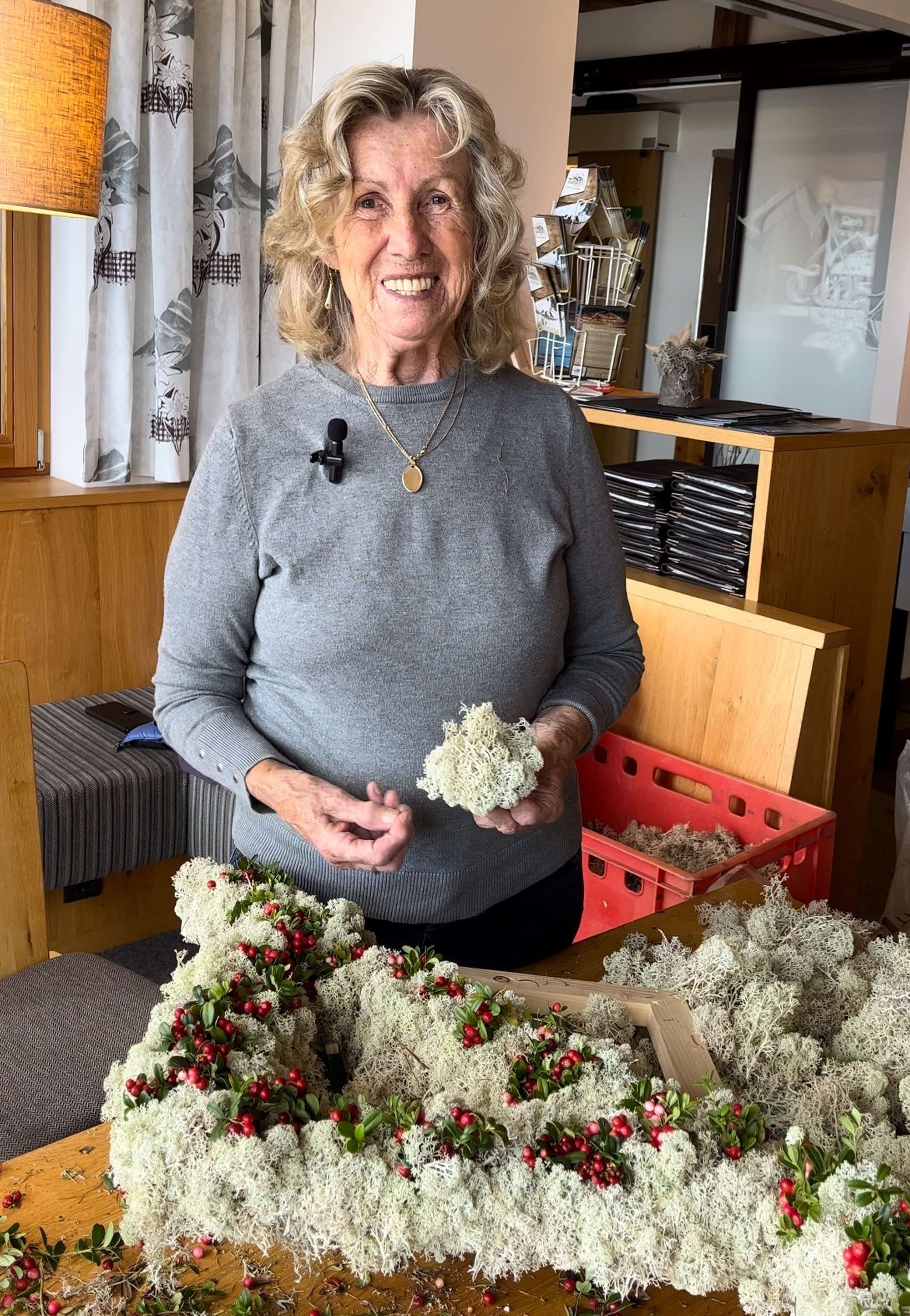 Waltraud Schrott beim Kranzbinden