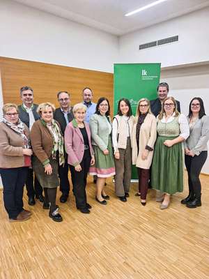 Viele Landwirtinnen stehen nebeneinander