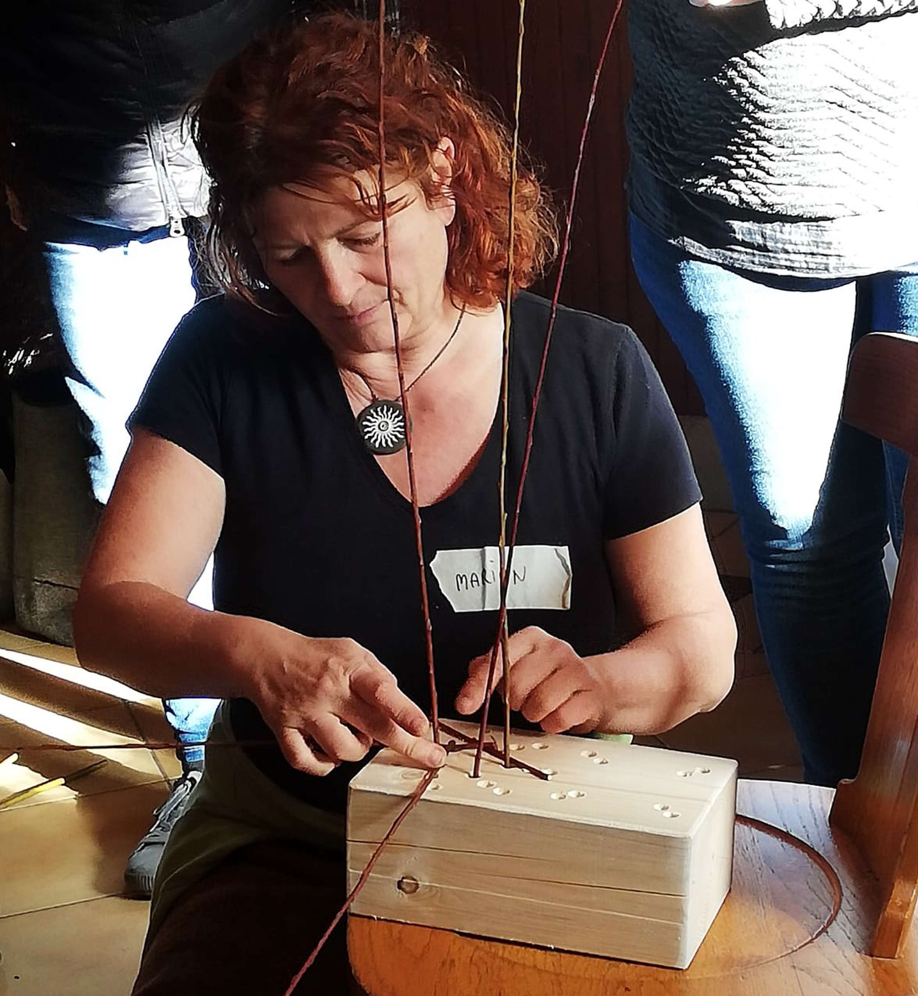 Marion beim Korbglechten