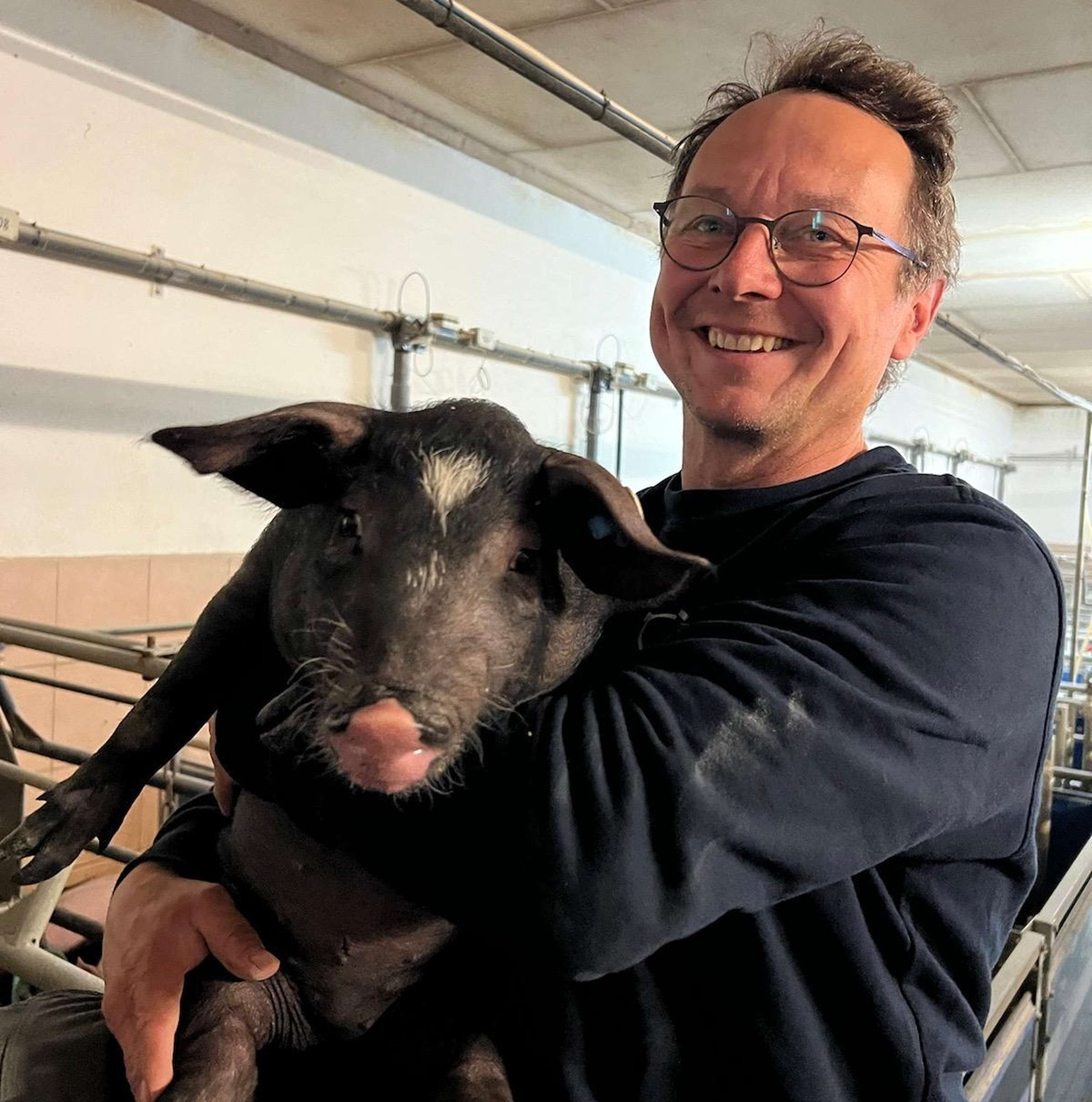Manfred Aue mit Schwein