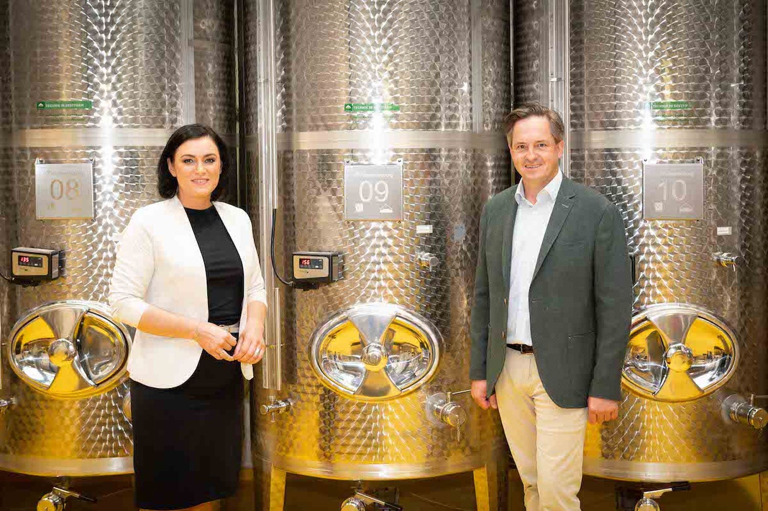 Landwirtschaftsministerin Elisabeth Köstinger und Weinbaupräsident Johannes Schmuckenschlager