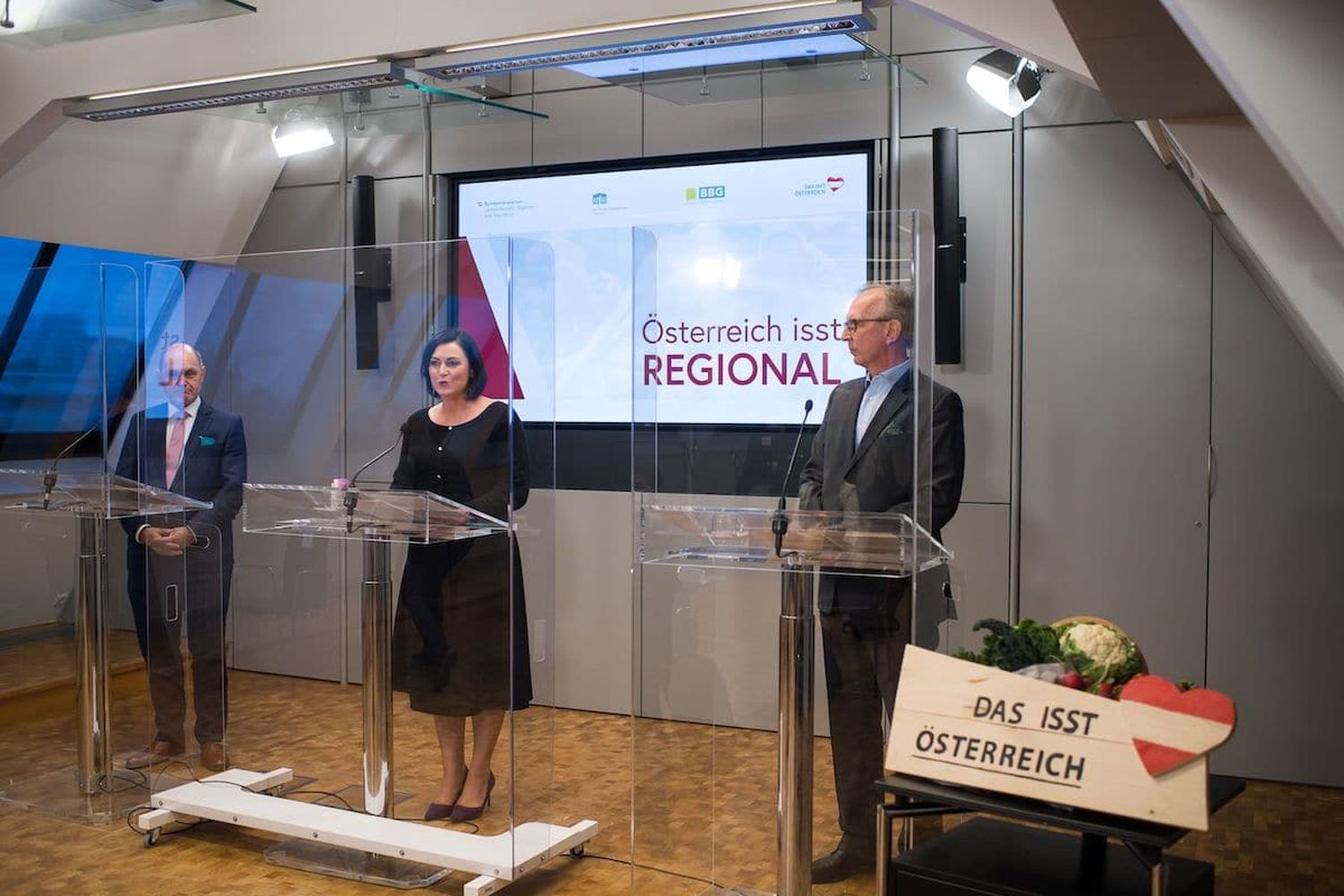 Nationalratspräsident Wolfgang Sobotka, Landwirtschaftsministerin Elisabeth Köstinger und der Geschäftsführer der Bundesbeschaffung GmbH, Andreas Nemec, präsentierten das Projekt “Österreich isst regional”.