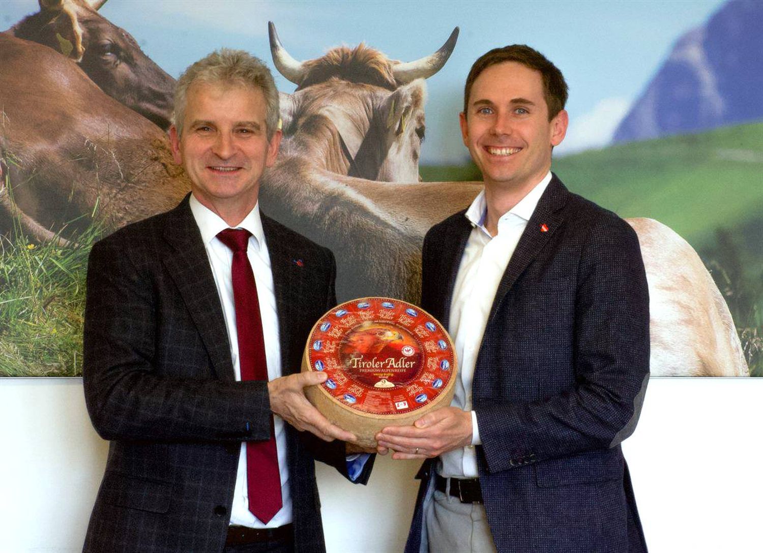 Lidl Österreich stärkt die heimische Landwirtschaft. Berglandmilch Geschäftsführer Josef Braunshofer (li.) und Alessandro Wolf, Vorsitzender der Geschäftsleitung von Lidl Österreich.