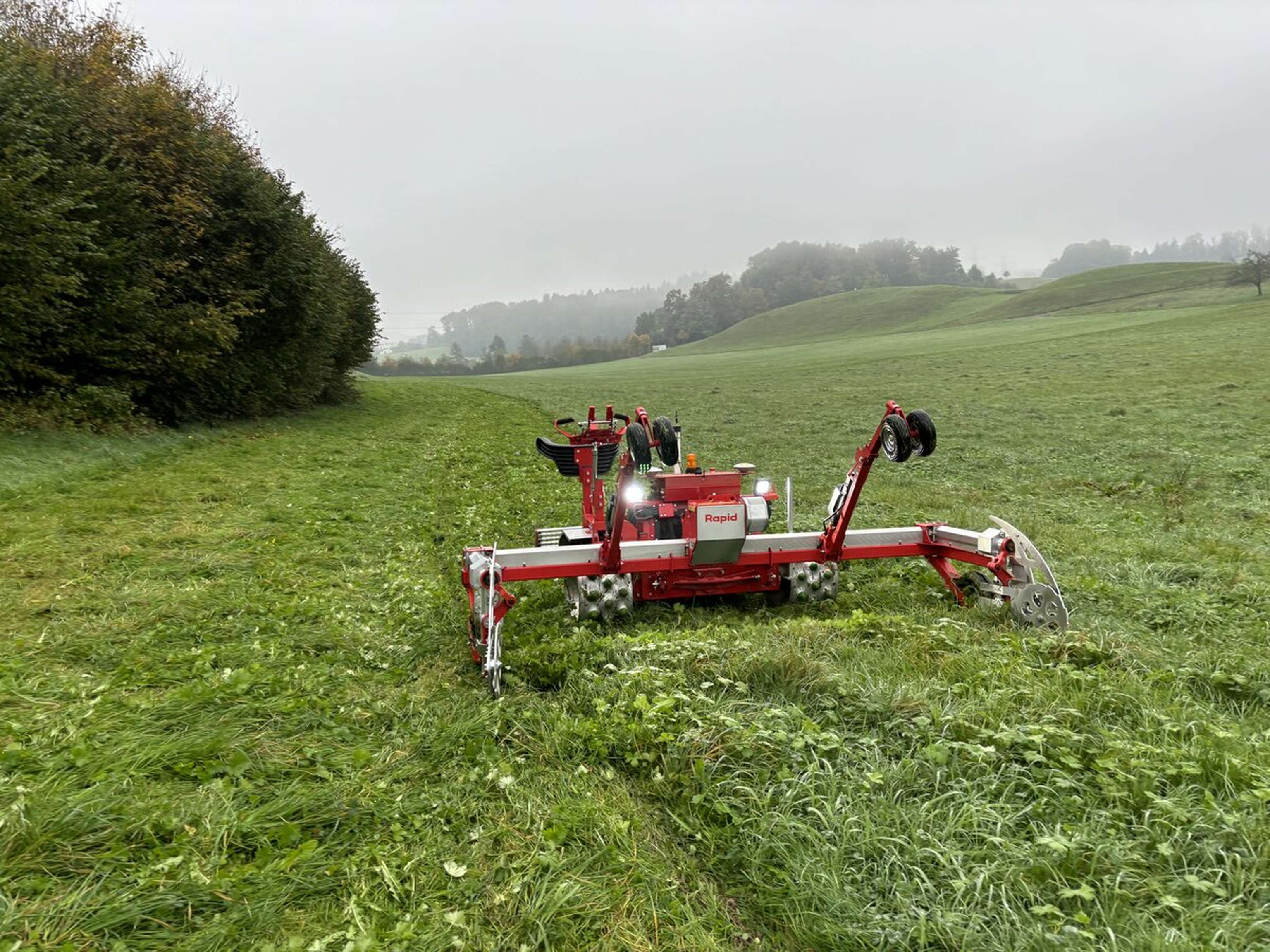 Autonomes Mähgerät im Grünland