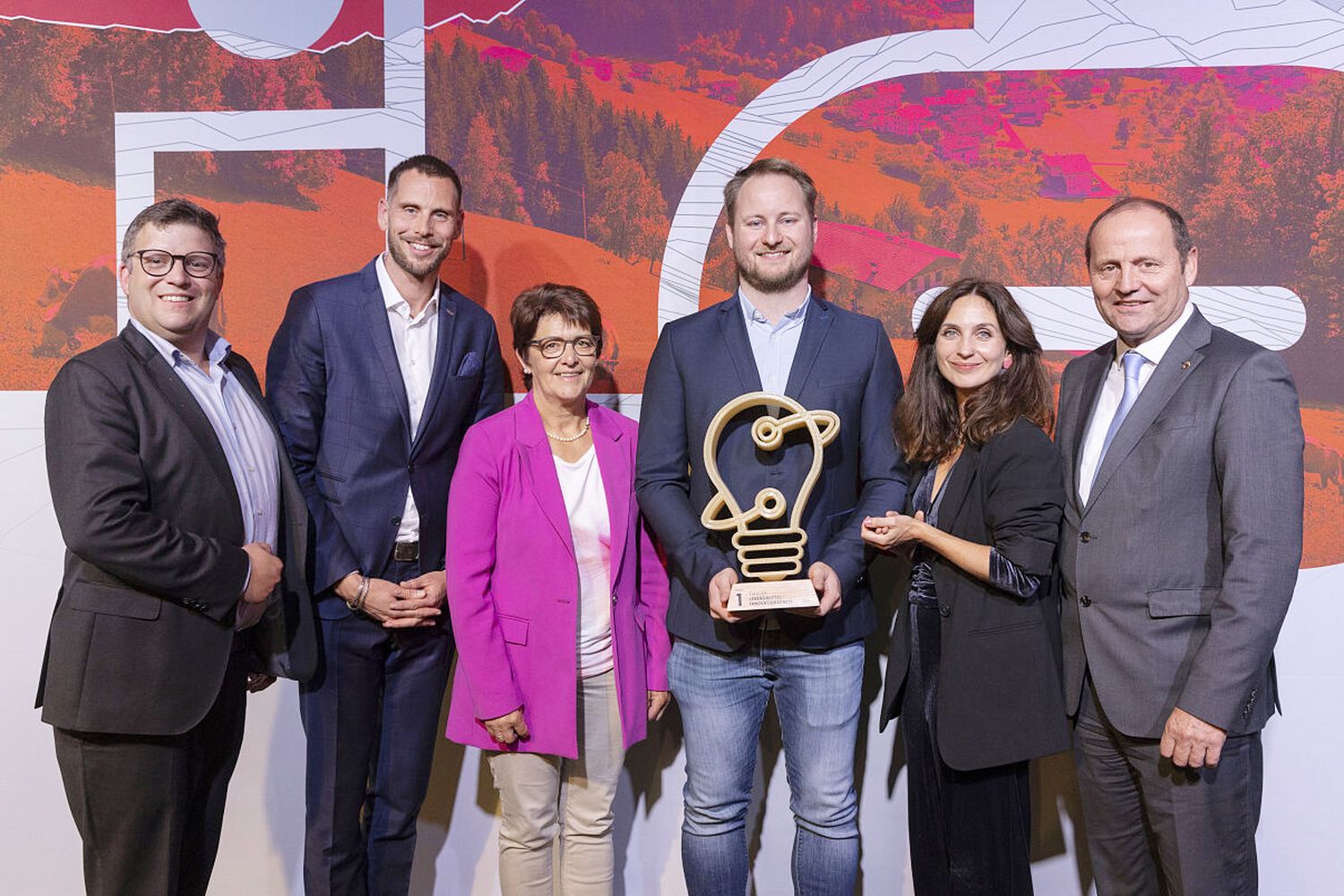 Stefan Mair (WK Tirol), Matthias Pöschl (GF Agrarmarketing Tirol), Helga Brunschmid (Vizepräsidentin LK Tirol), Gewinner Stefan Gritsch (Tirol Kresse), die Vorjahressiegerin Lisa Luginger-Bichler (Bierol) und LH-Stv. Josef Geisler.