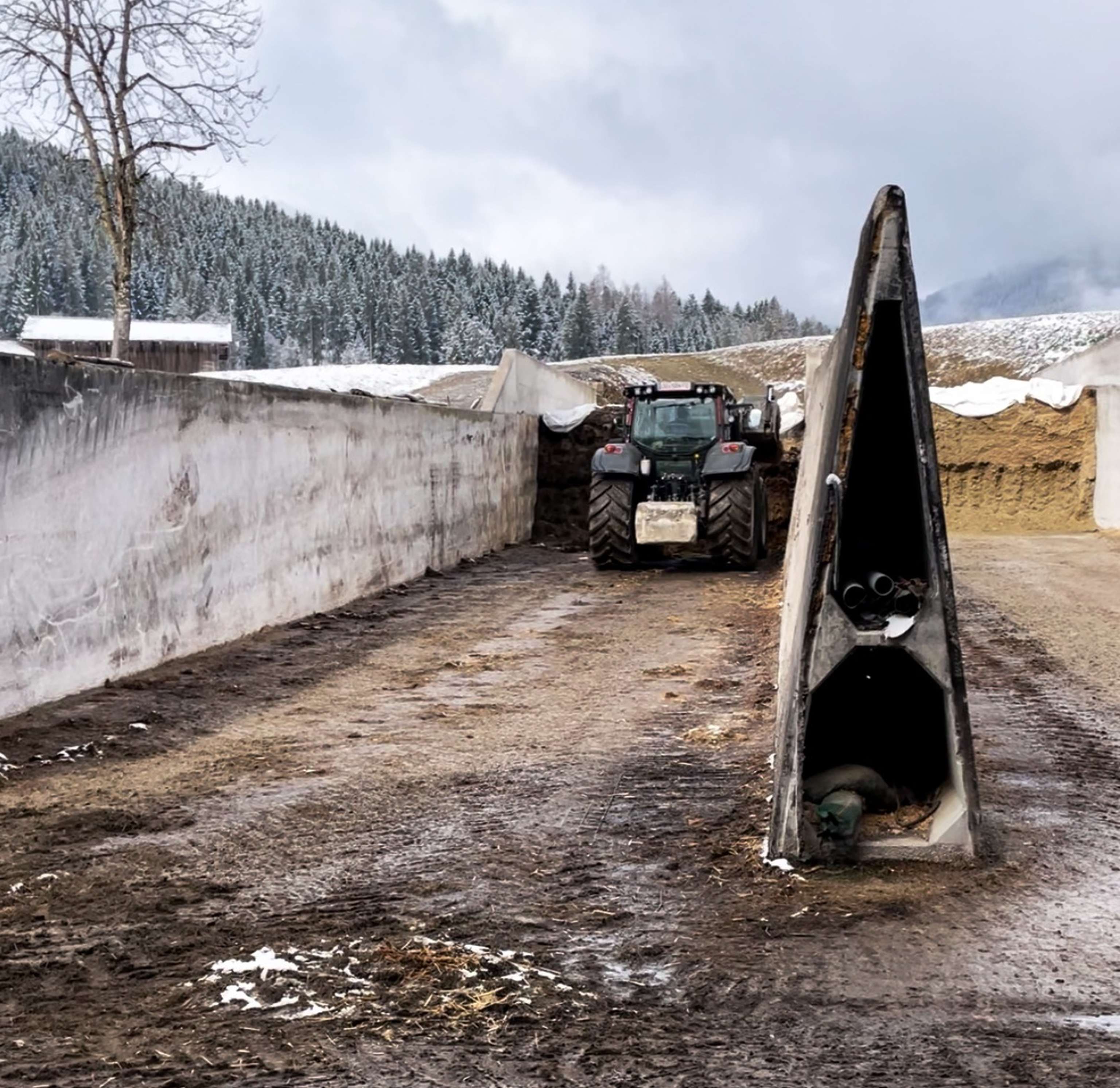 Biogasanlage mit Traktor