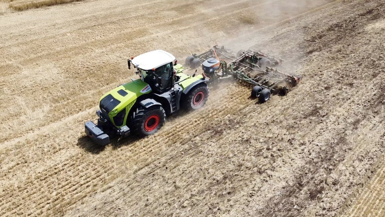 Die Gutsverwaltung setzt Claas-Traktoren ein und ist begeistert.