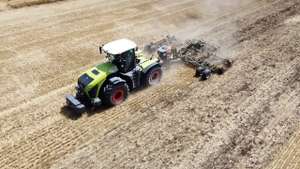 Die Gutsverwaltung setzt Claas-Traktoren ein und ist begeistert.