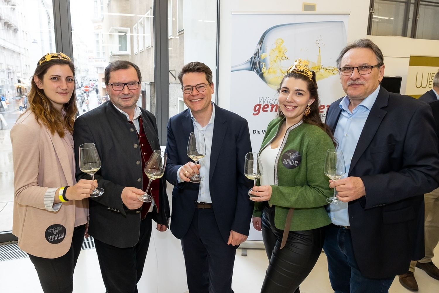 Weinprinzessin Elisabeth Strauch, Norbert Walter, Präsident Landesweinbauverband Wien, Klimastadtrat Jürgen Czernohorszky, Weinkönigin Iris-Maria Wolff, LK-Präsident Franz Windisch