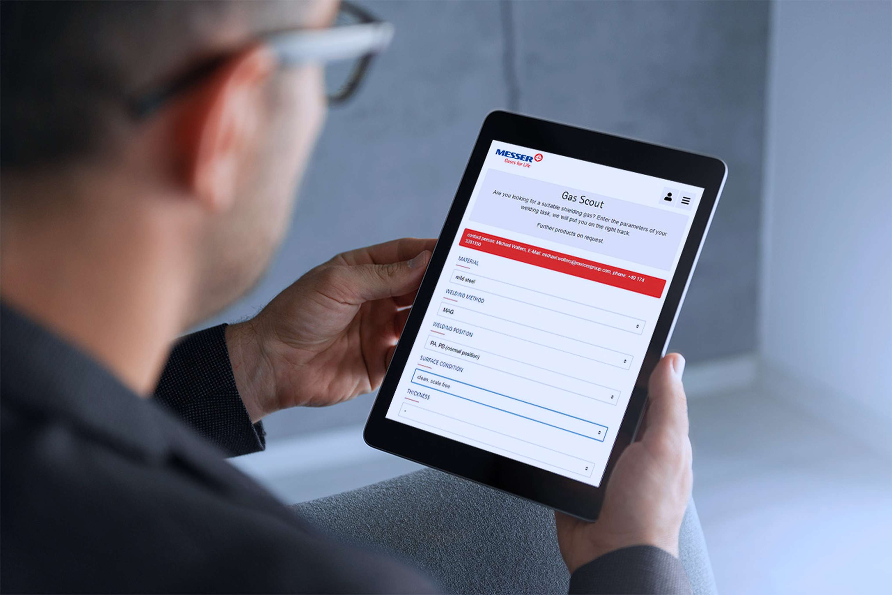 Mann blickt auf Bildschirm