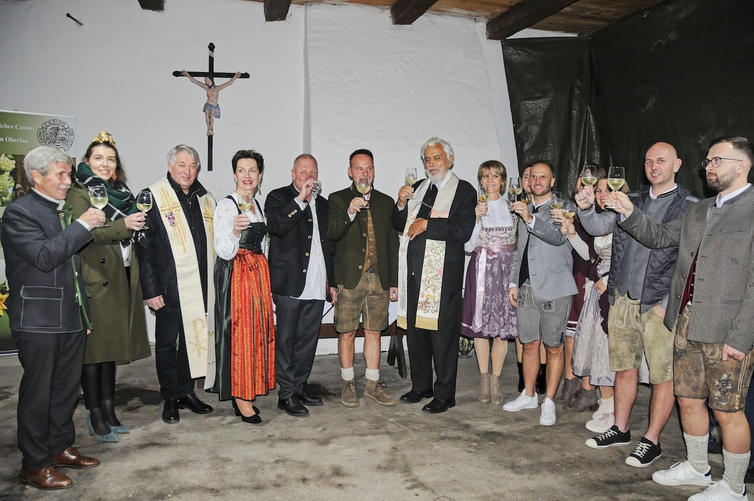 Casino-Obmann Rudolf Wieselthaler (l.) und Weinkönigin Iris-Maria mit Familie Frauneder, Andreas Klein und Johann Lippert.