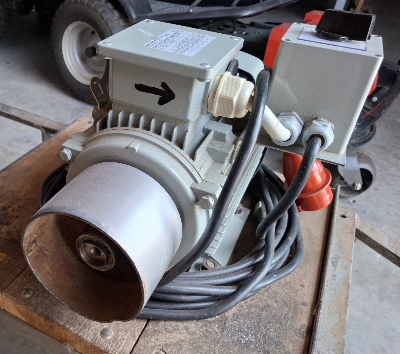 Bild 1 von Anzeige: Elektromotor (400V), Leistung ca. 4,0 kW / ca. 5,5 PS, neuwertig.