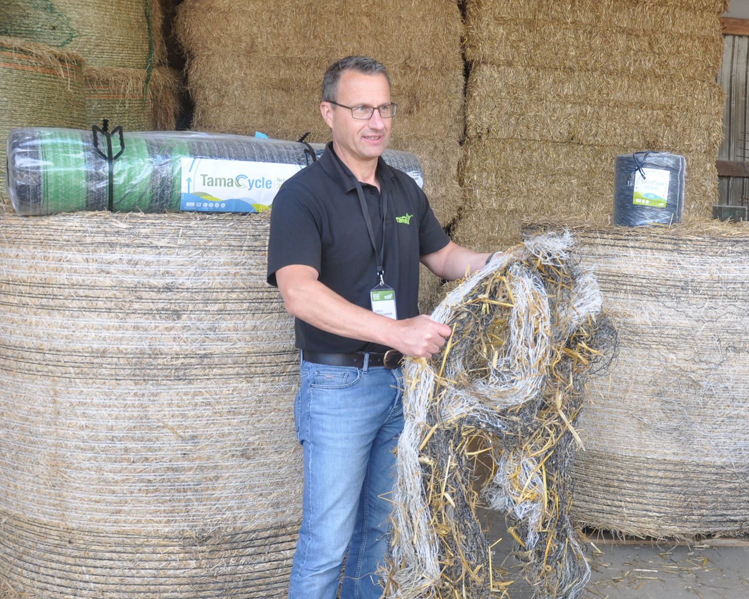 Ewald Werschmann von Tama mit einem gebrauchten Netz und Recyclingprodukten.