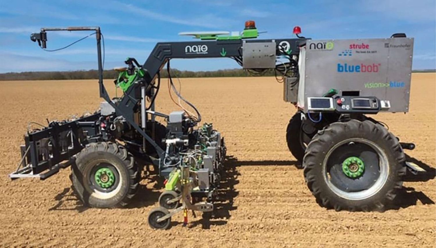 Bluebob: Sechsreihiges Unkrauthacken mit autonom navigierendem Feldroboter