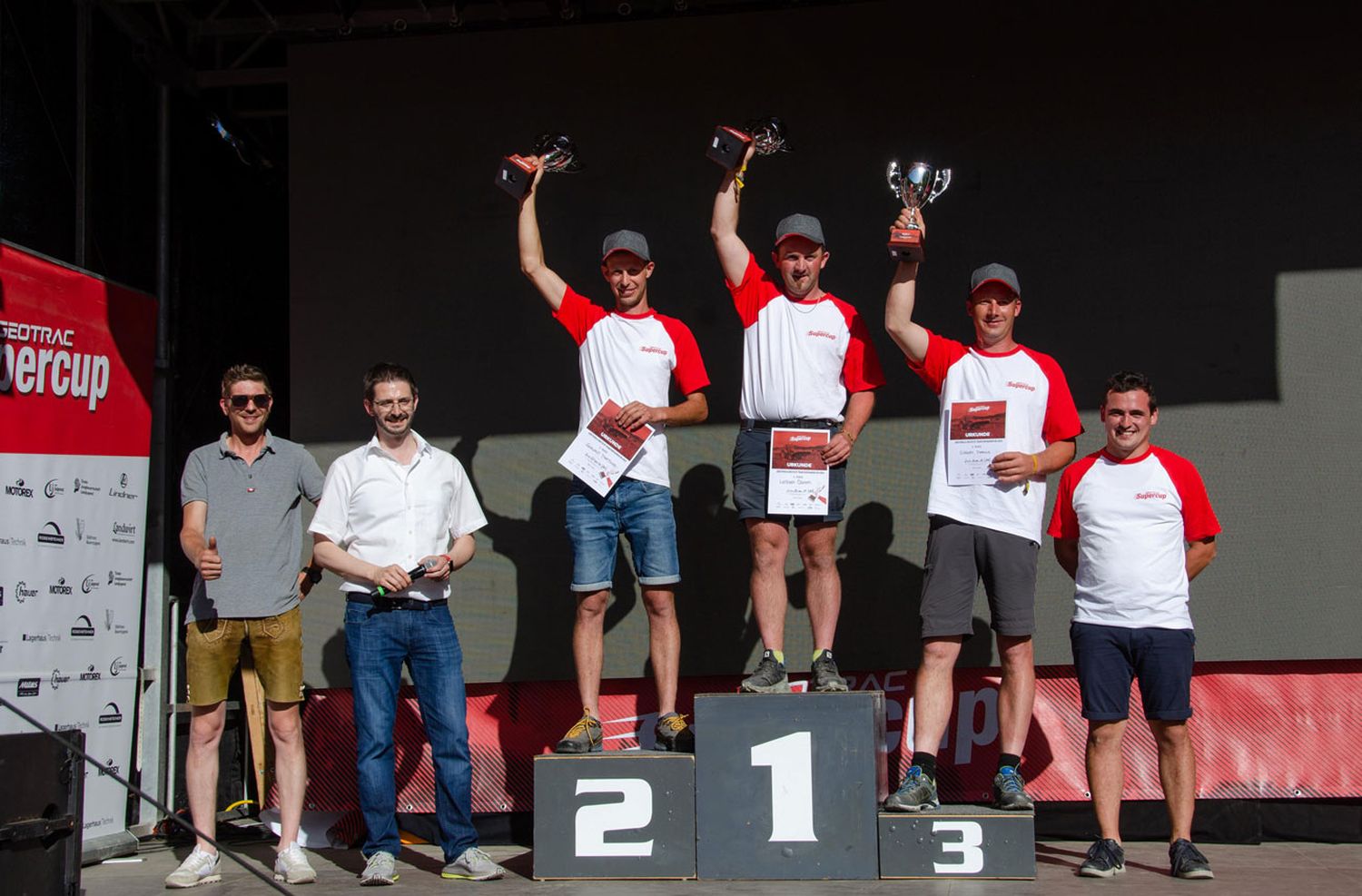 Hans-Peter Bucher (Lindner Traktoren), Marketing- und Exportleiter David Lindner, Matthias Schwalt (Platz 2), Gewinner Oskar Leitner, Markus Egger (Platz 3) und Raffael Peer, Landesobmann der Südtiroler Bauernjugend