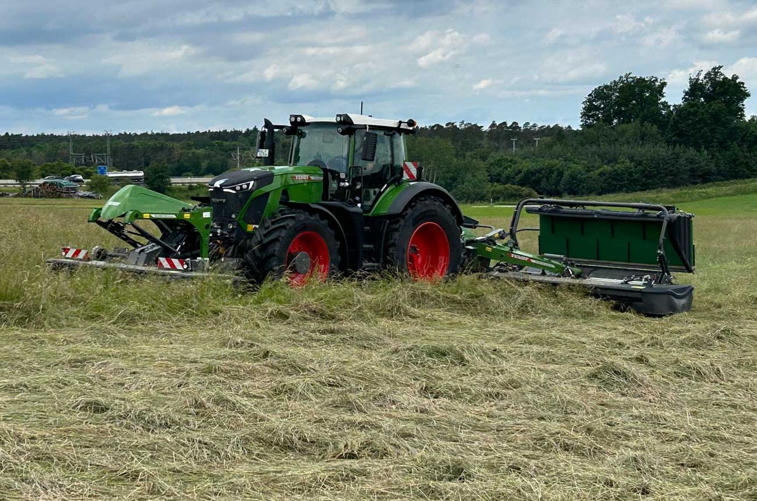 Neue Mega-Mäher von Fendt: „Slicer“ für Arbeitsbreiten um 10 Meter.