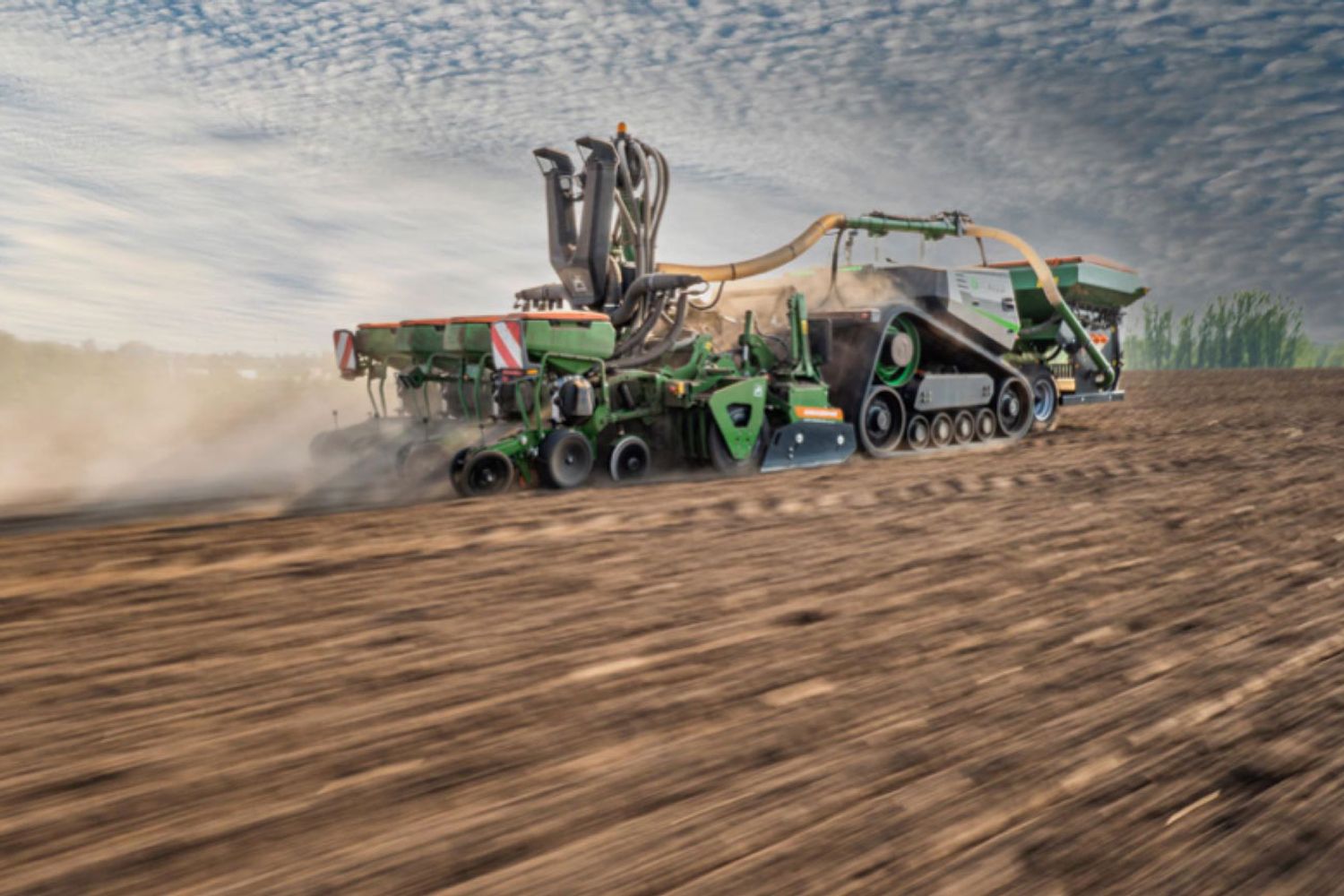 AgXeed AgBot mit Raupenfahrwerk und Amazone-Einzelkorn-Sämaschine Precea 3000-FCC mit Frontbehälter FTender 1600