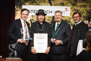 Würdiger Vertreter der Weinkultur: Ernst Molden (2. v. l.) mit Weinbaupräsident Johannes Schmuckenschlager, ÖWM-Chef Chris Yorke und Norbert Walter, oberster Winzer Wiens.