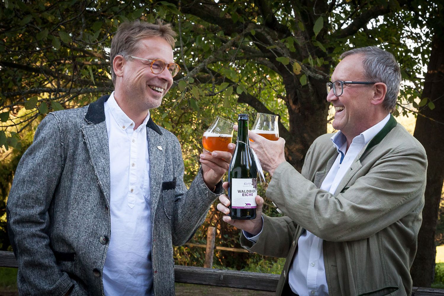 Braumeister Axel Kiesbye und ÖBf-Vorstandssprecher Rudolf Freidhager beim Anstoßen mit dem neuen Waldbier