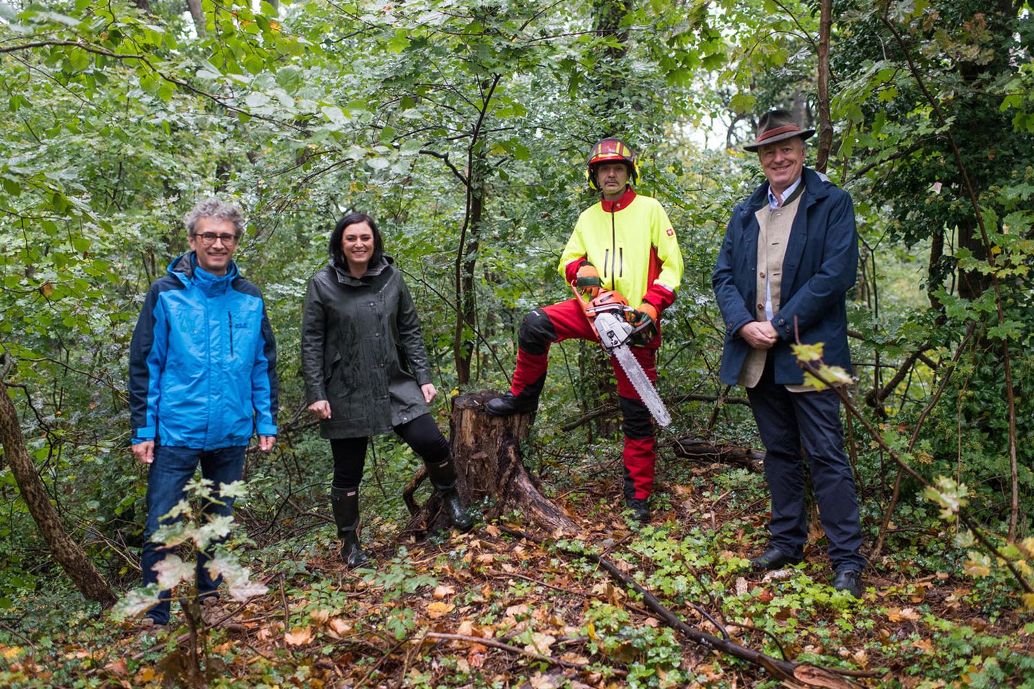 Peter Mayer, Leiter des Bundesforschungszentrums für Wald, Forstministerin Elisabeth Köstinger, ein Forstarbeiter des BFW und Othmar Thann, Direktor des Kuratoriums für Verkehrssicherheit.