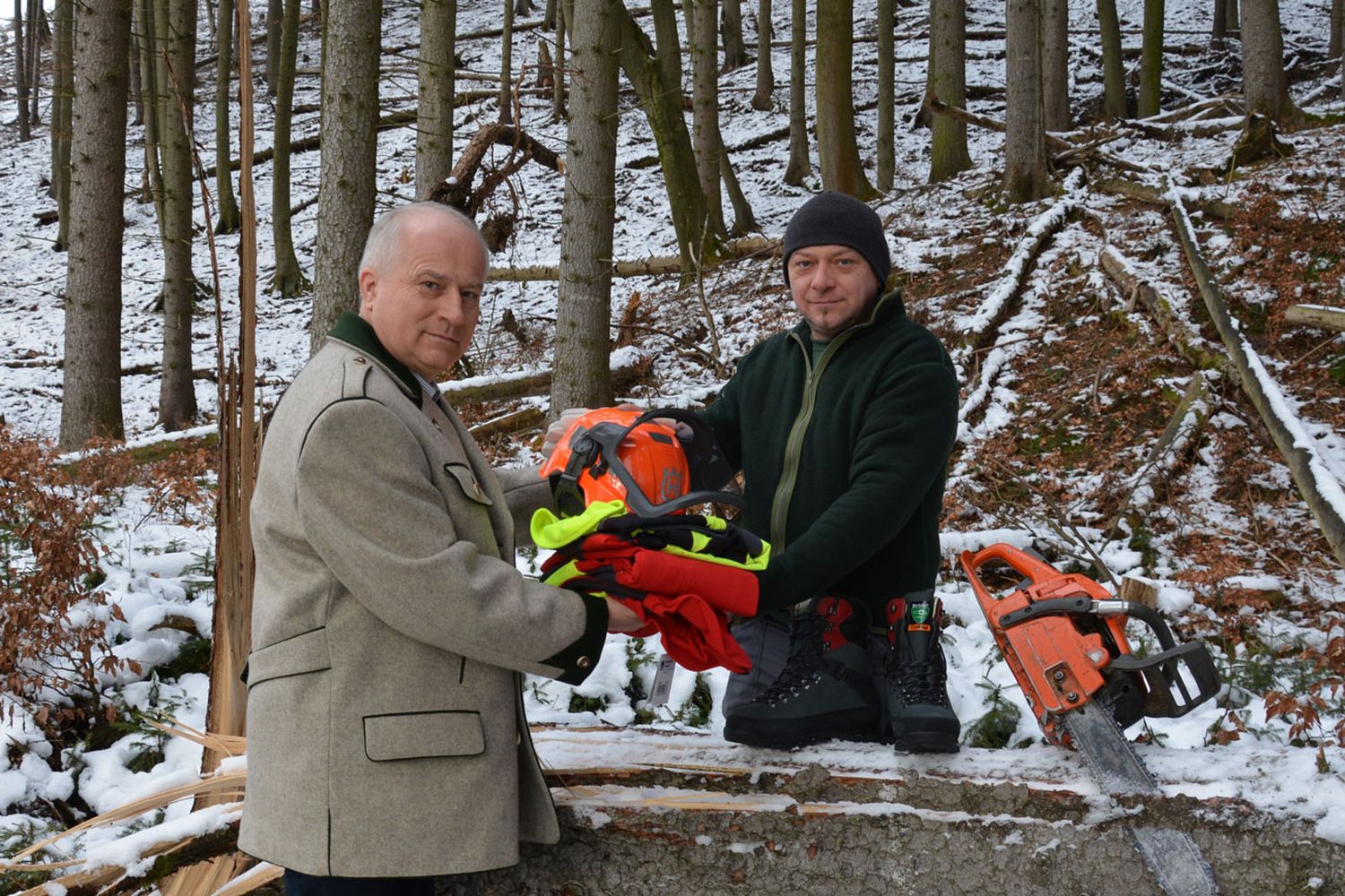 Landesrat Hans Seitinger (l.) macht sich für mehr Sicherheit bei der Waldarbeit stark.