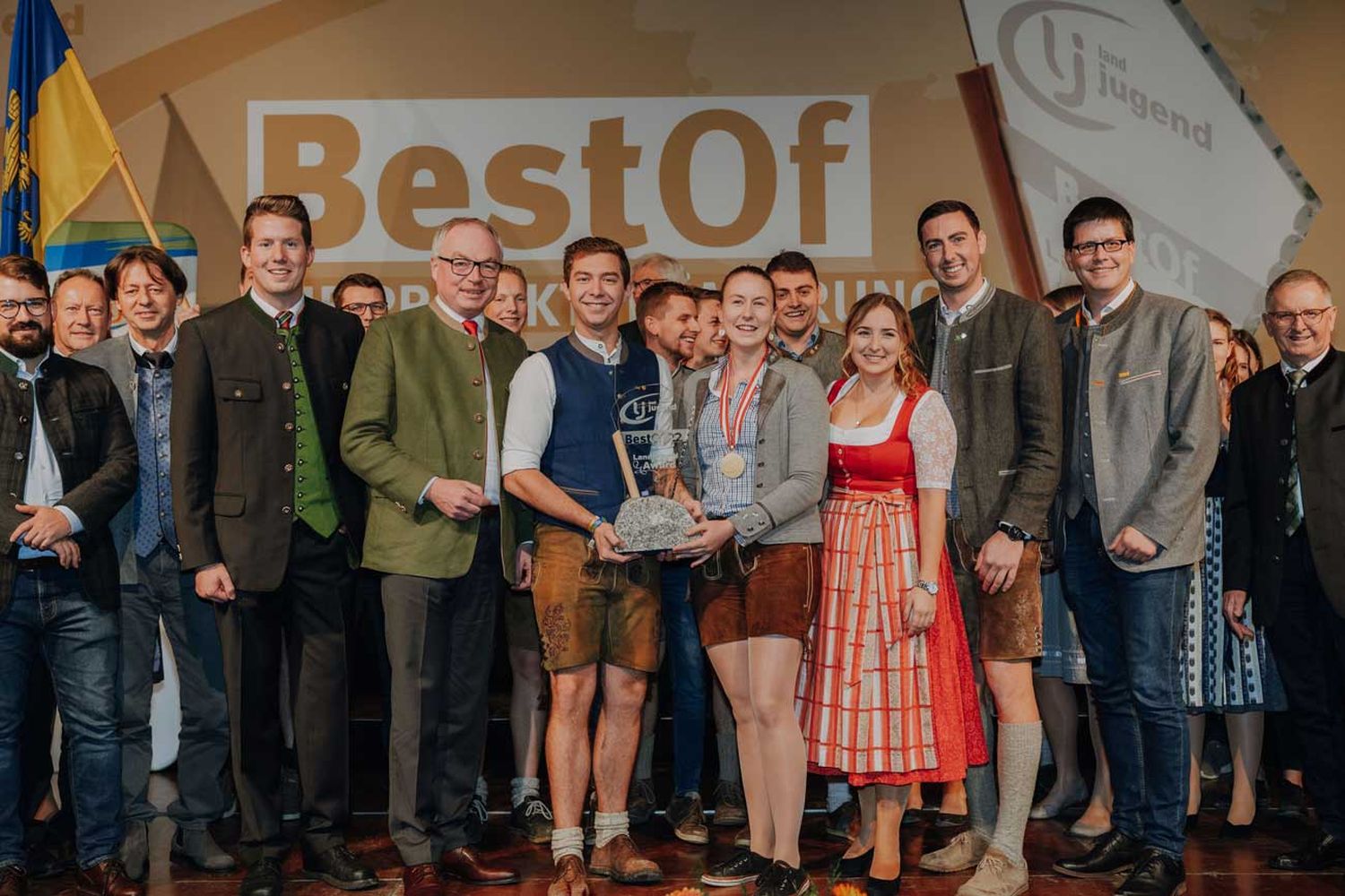 Anna Gindl und Fabian Butzenlechner von der LJ Mank mit dem Award sowie Gratulanten und Ehrengästen