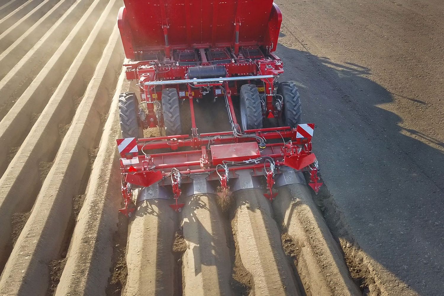 Die GB 430 mit TerraProtect PRO zieht Querdämme zwischen den Kartoffeldämmen.