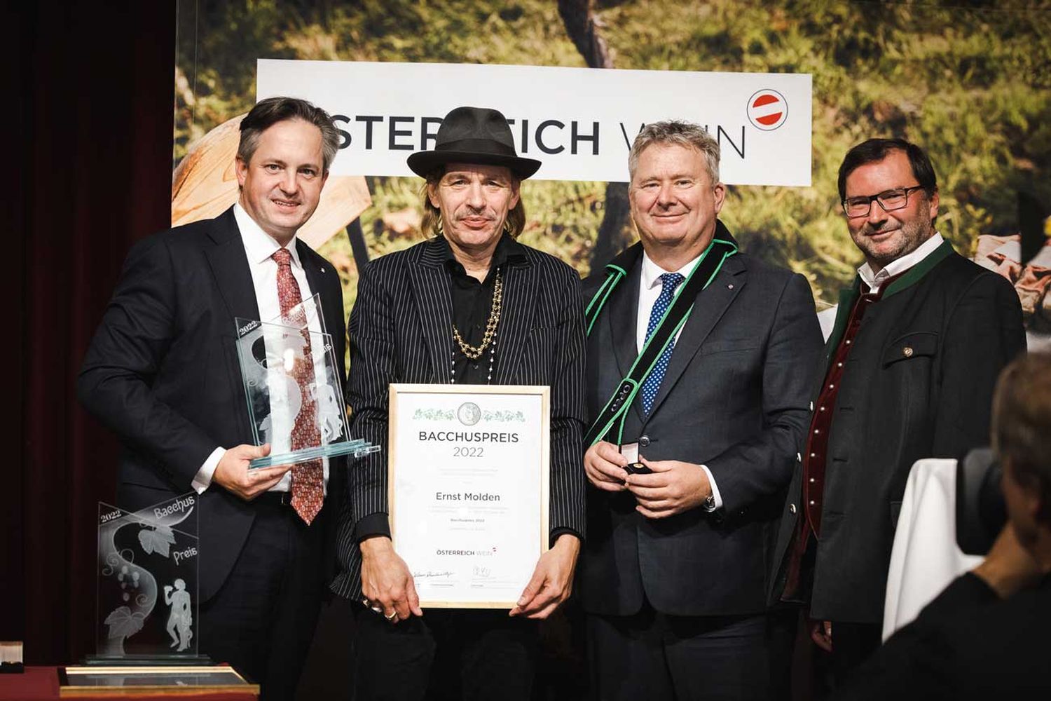 Bacchuspreisträger Ernst Molden (2. v. l.) mit Johannes Schmuckenschlager, Präsident Österreichischer Weinbauverband, Chris Yorke, Geschäftsführung ÖWM, und Norbert Walter, Präsident Landesweinbauverband Wien
