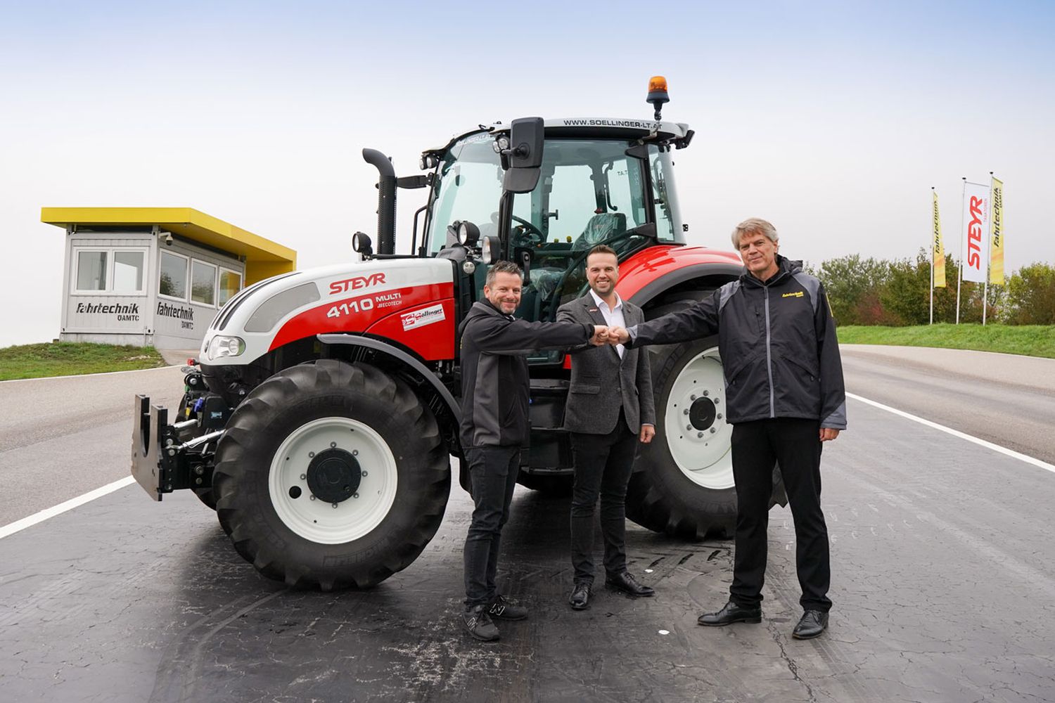 Andreas Rouschal (Leiter des ÖAMTC Fahrtechnik Zentrum Marchtrenk), Gunnar Hauser (Business Director Steyr Traktoren) und Karl-Martin Studener (Geschäftsführer ÖAMTC Fahrtechnik)