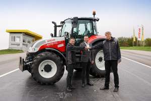 Andreas Rouschal (Leiter des ÖAMTC Fahrtechnik Zentrum Marchtrenk), Gunnar Hauser (Business Director Steyr Traktoren) und Karl-Martin Studener (Geschäftsführer ÖAMTC Fahrtechnik)