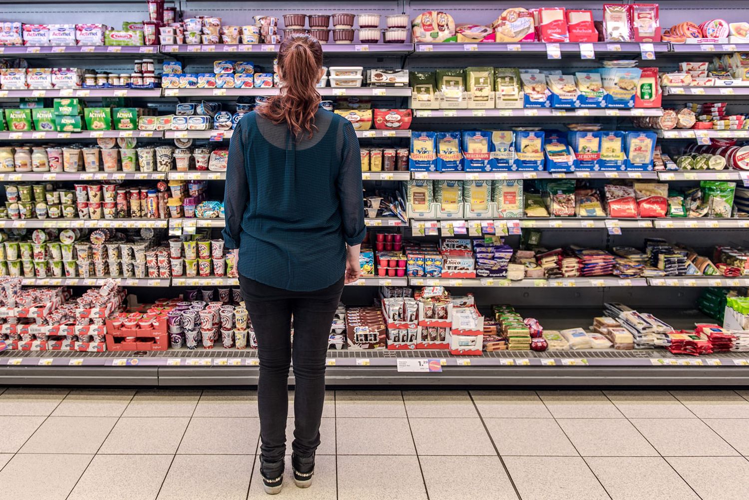 Frau vor Supermarktregal