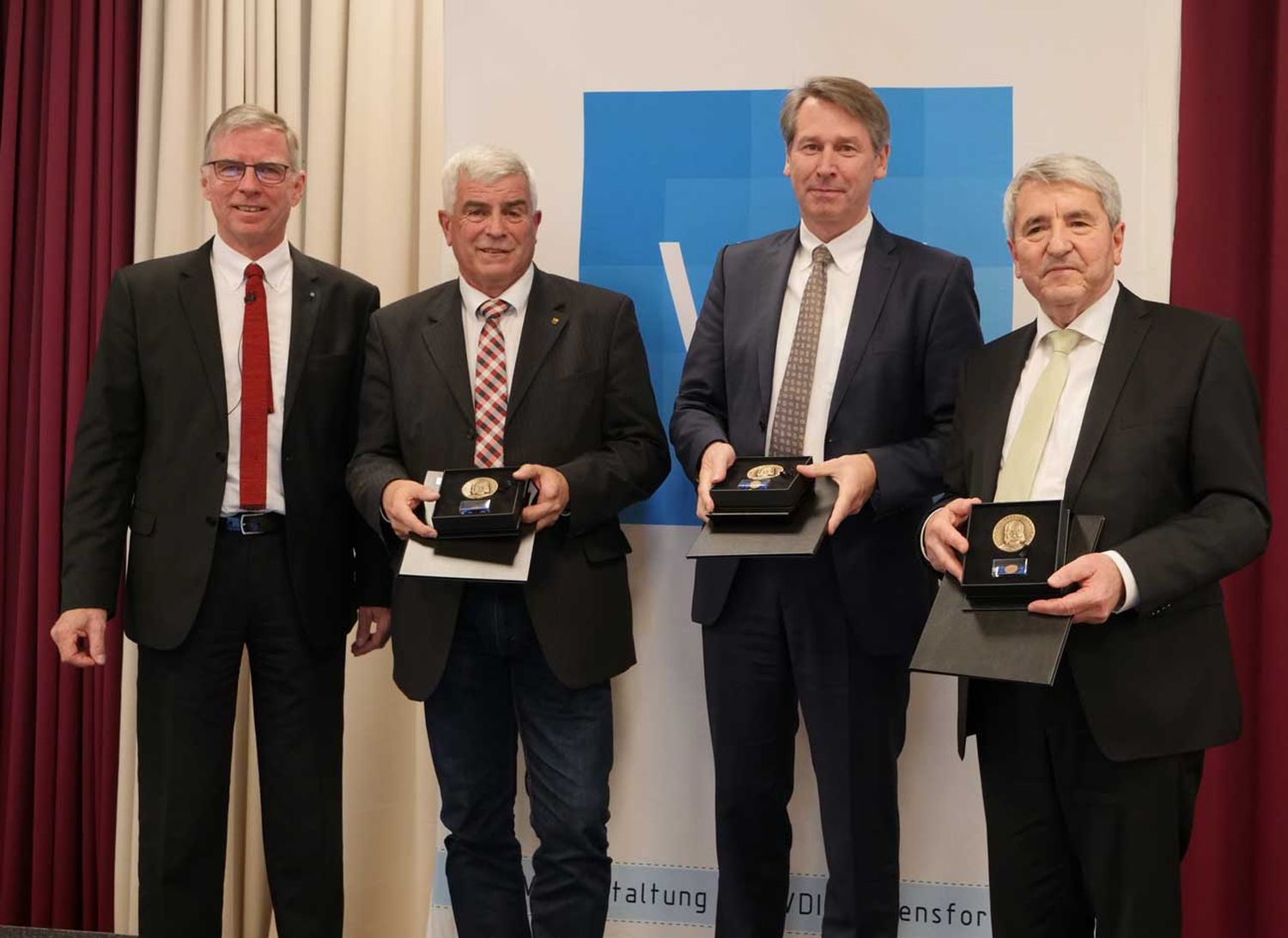 Markus Demmel vom VDI mit den Preisträgern Josef Lehner, Theodor Leeb und Manfred Geng