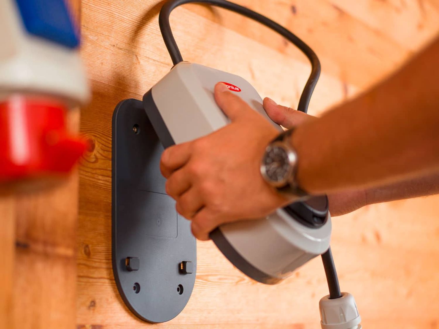 Durch die Plug-and-Play-Funktion kann der mobile Fronius Wattpilot Go ganz einfach überall hin mitgenommen werden.