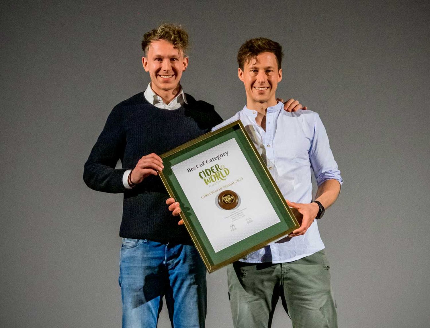 Peter und David Kargl vom Betrieb Kühbrein mit der begehrten Auszeichnung.