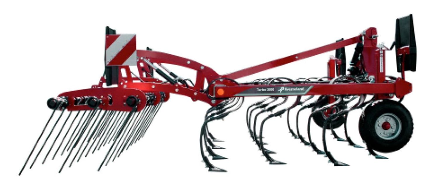 Kverneland Turbo 3000 mit Tasträdern, Flügelschar 240 mm und dreireihigem Finger-Striegel