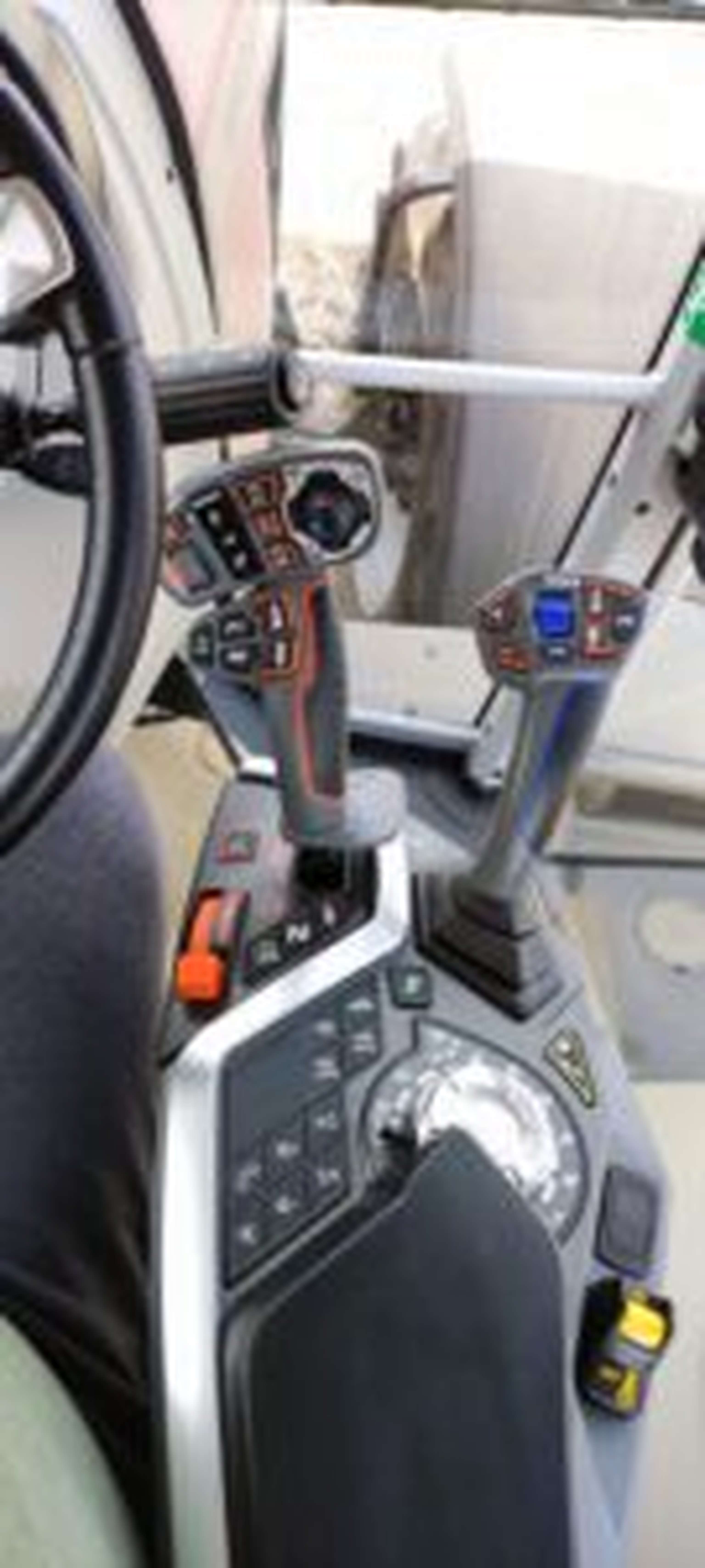 Über den Multipad-Fahrhebel kann der Traktor optimal bedient werden.