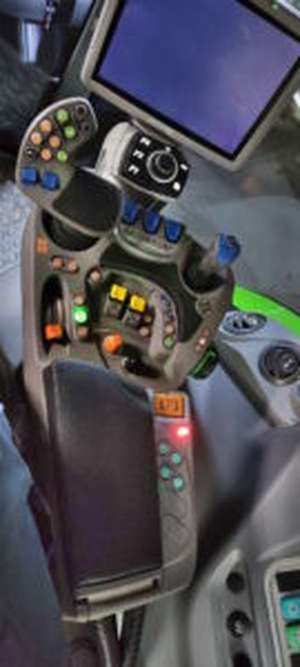 Übersichtliche Bedienarmlehne.