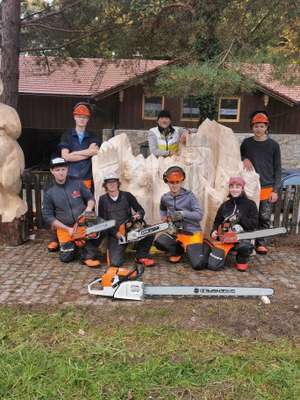 Schüler vor Skulptur
