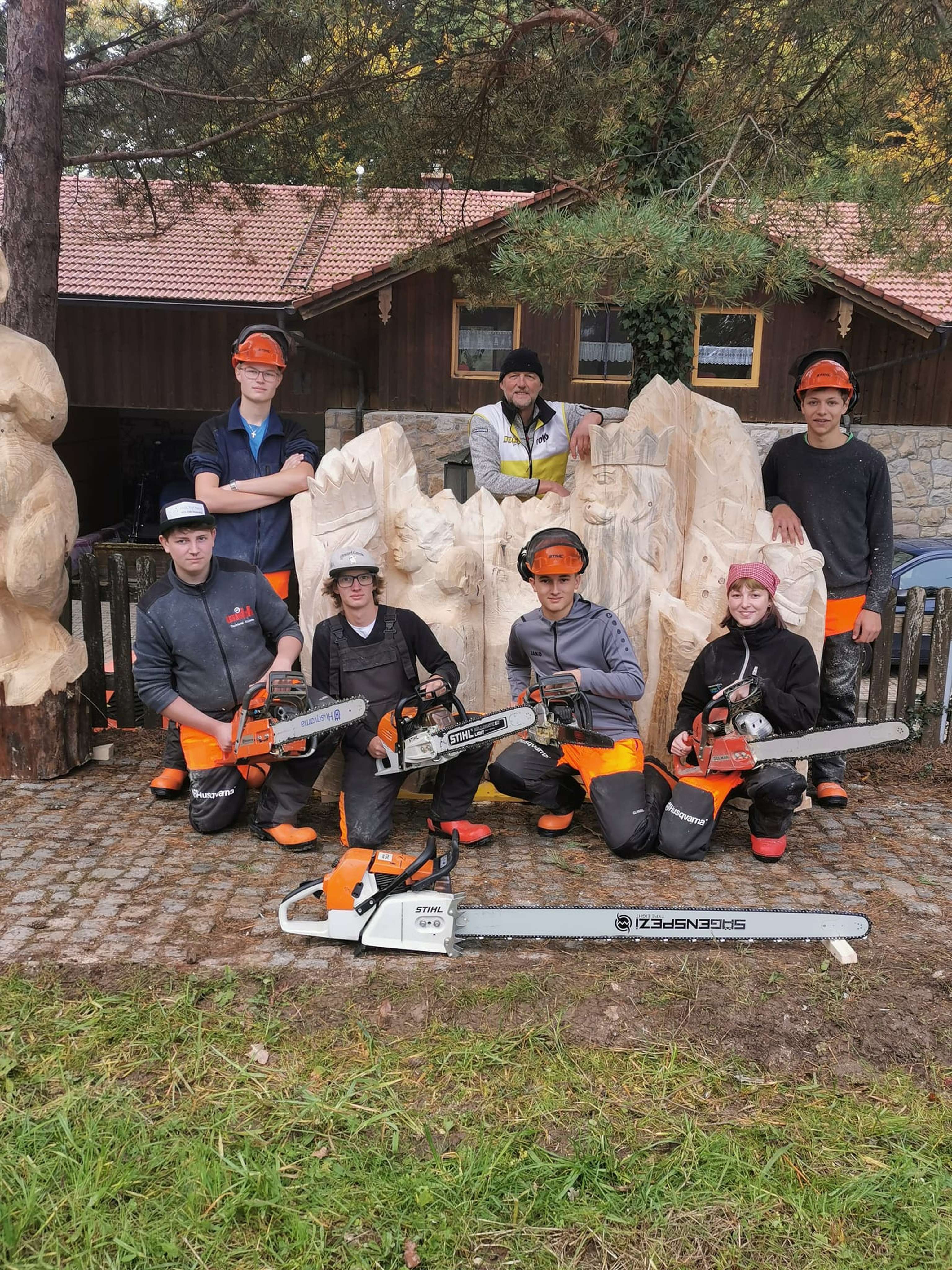Schüler vor Skulptur