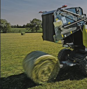 Rundballenpresse im Einsatz