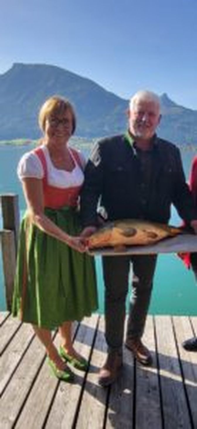 Nikolaus Höplinger fängt den Fisch im Wolfgangsee, Gattin Elfriede verarbeitet.