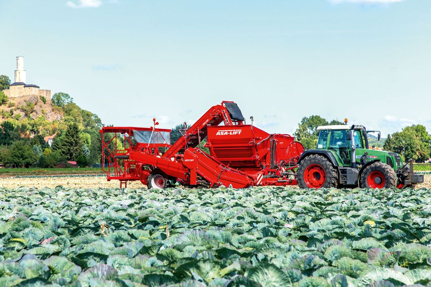 Seit 2019 werden die vormals blauen Maschinen von Asa-Lift in dem typischen Grimme-Rot lackiert.